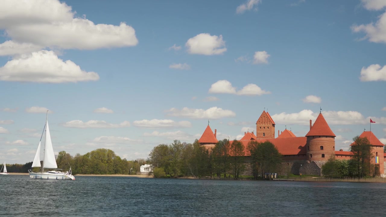 Castello di Trakai: Castello insulare gotico medievale, situato nel lago Galvė. Vista dall'alto del più bel punto di riferimento lituano. Castello dell'isola di Trakai - Una delle destinazioni turistiche più popolari in Lituania.