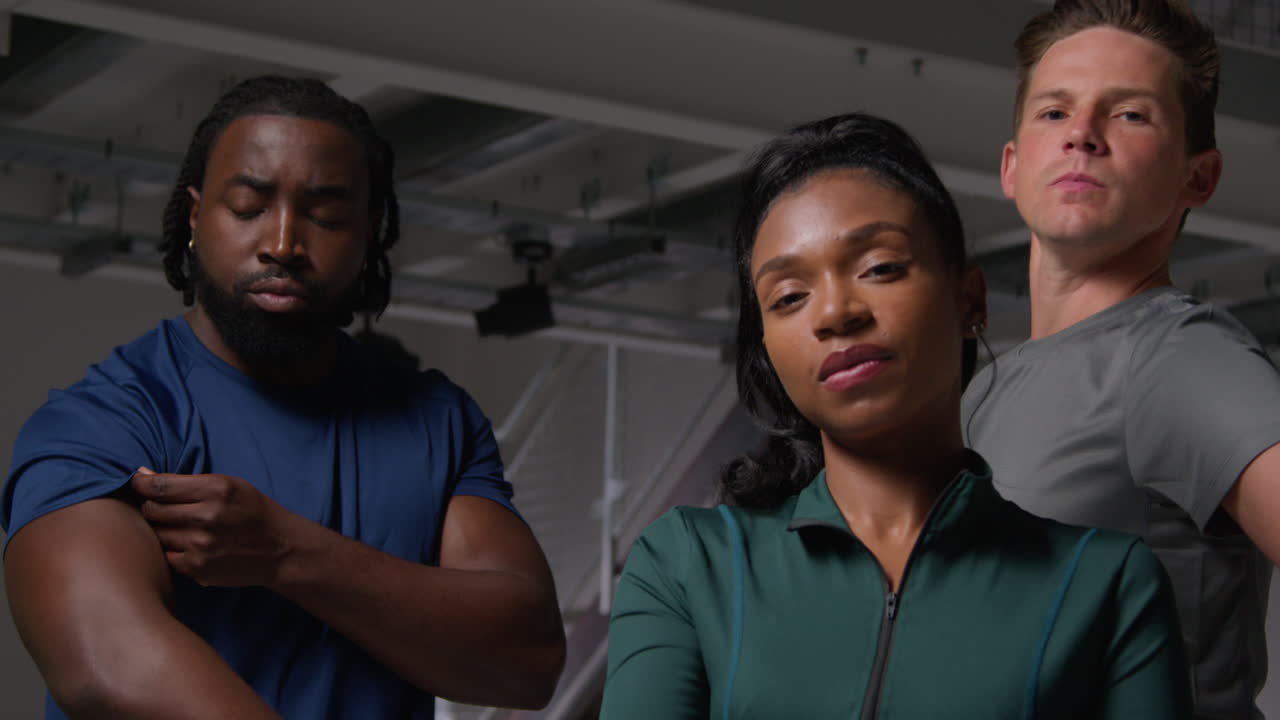 retrato grupal de atletas masculinos y femeninos en ropa de fitness, entrenamiento en gimnasio, calentamiento y preparación psicológica para un evento deportivo 1