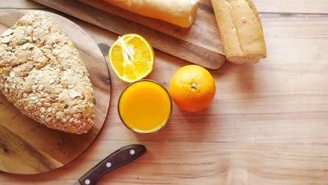 desayuno saludable con jugo de naranja y pan