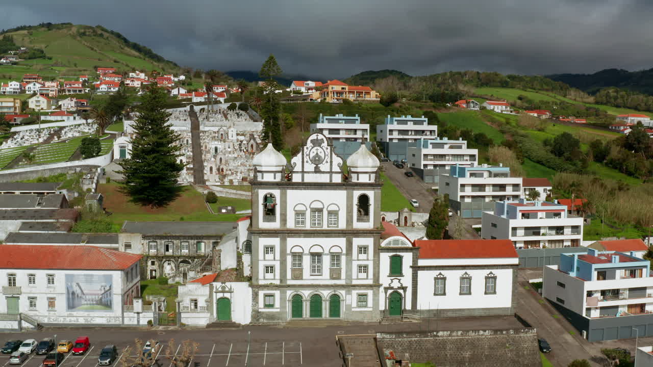 fotografía aérea de la ciudad local de horta en la isla de faial, azores - portugal