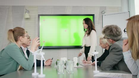 una mujer de negocios presentó nuevas soluciones en la sala de conferencias