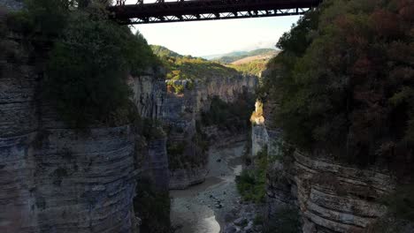 vuelo de avión no tripulado en el cañón de osumi en albania debajo de un puente