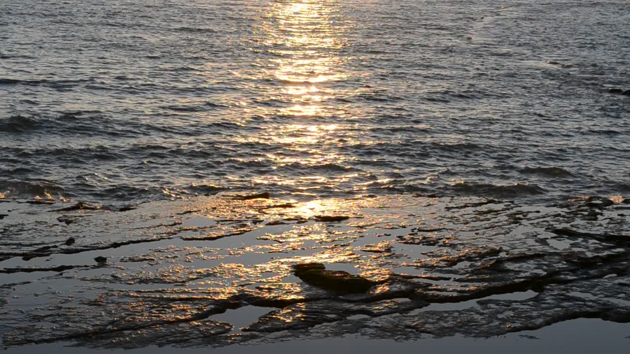Pôr do sol sobre o Oceano Atlântico. Chipiona, a cidade na Andaluzia, Espanha