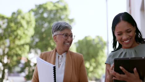 negocios, conversaciones y mujeres caminando