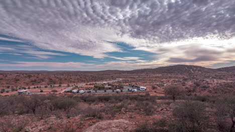 Zeitraffer-Von-Düsteren-Wolken,-Die-über-Den-Himmel-über-Einem-Einsamen-Campingplatz-Außerhalb-Von-Broken-Hill-Im-Outback-Von-NSW-Rasen