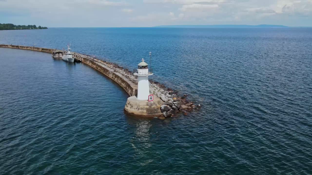 스웨덴 베테른 서해안 hjo 항구의 방파제에 있는 남쪽 등대