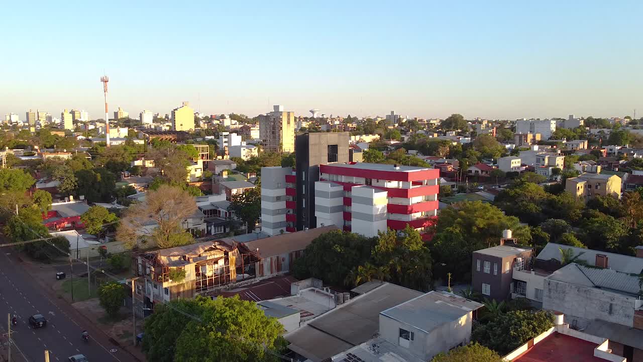 vista aérea de la ciudad de posadas en misiones argentina muestra edificios residenciales y de oficinas con automóviles moviéndose en la calle