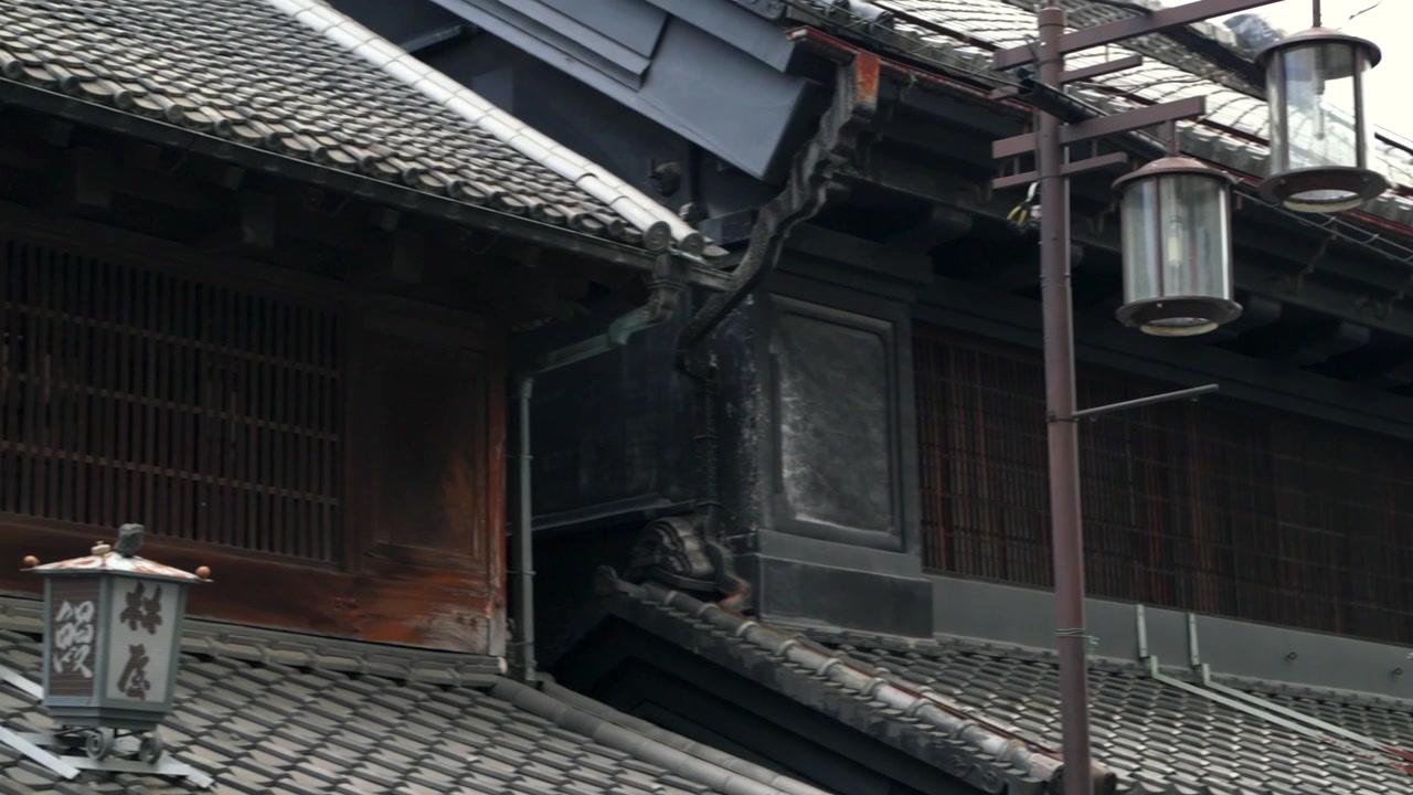 Una ripresa panoramica rivela tetti tradizionali con tegole nere ed edifici storici a Kawagoe, Giappone. Il quartiere dei magazzini Kurazukuri è famoso per la sua architettura.