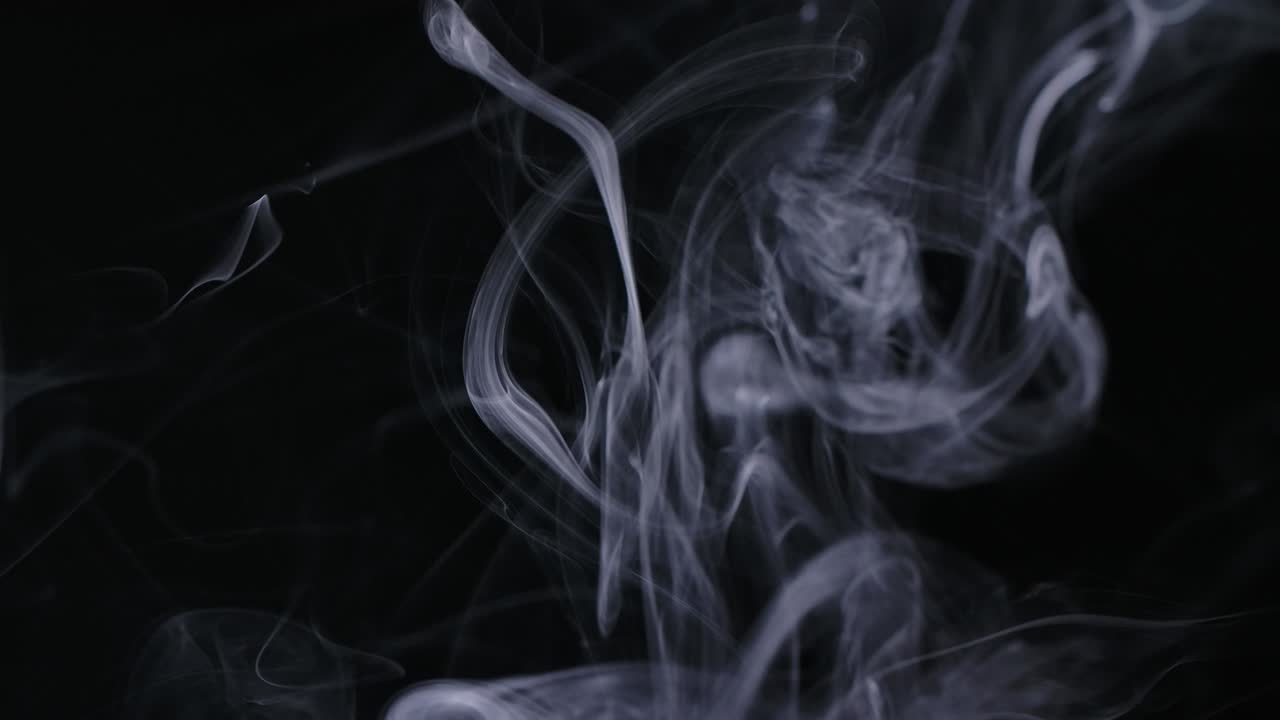 실제  연기가 검은 바탕에 움직입니다.