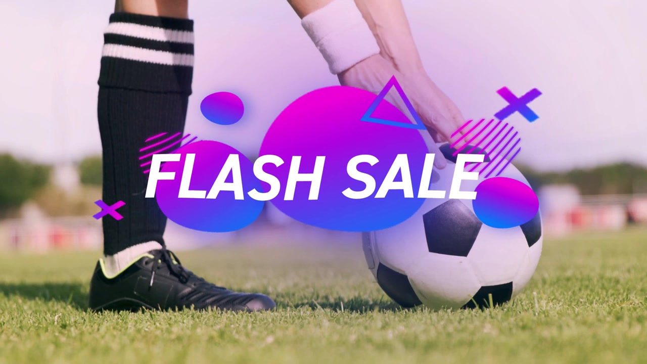 Calciatrice che posiziona il pallone e inizia un calcio sull'erba, promuovendo una sovrapposizione "FLASH SALE" in crescita.
