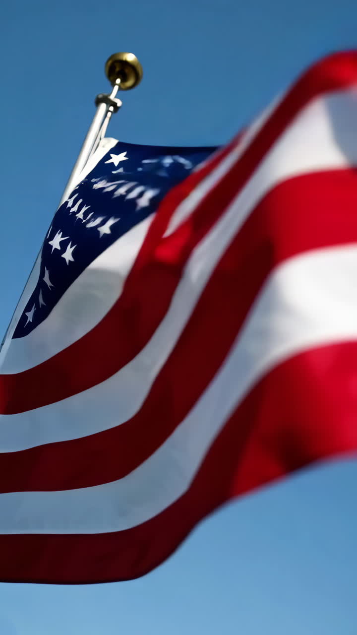 Bandiera americana che sventola su un cielo azzurro e limpido