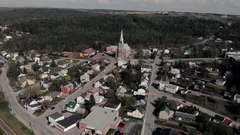 El-Apacible-Y-Tranquilo-Pueblo-De-Le-Bic-En-Rimouski,-Canadá---Antena