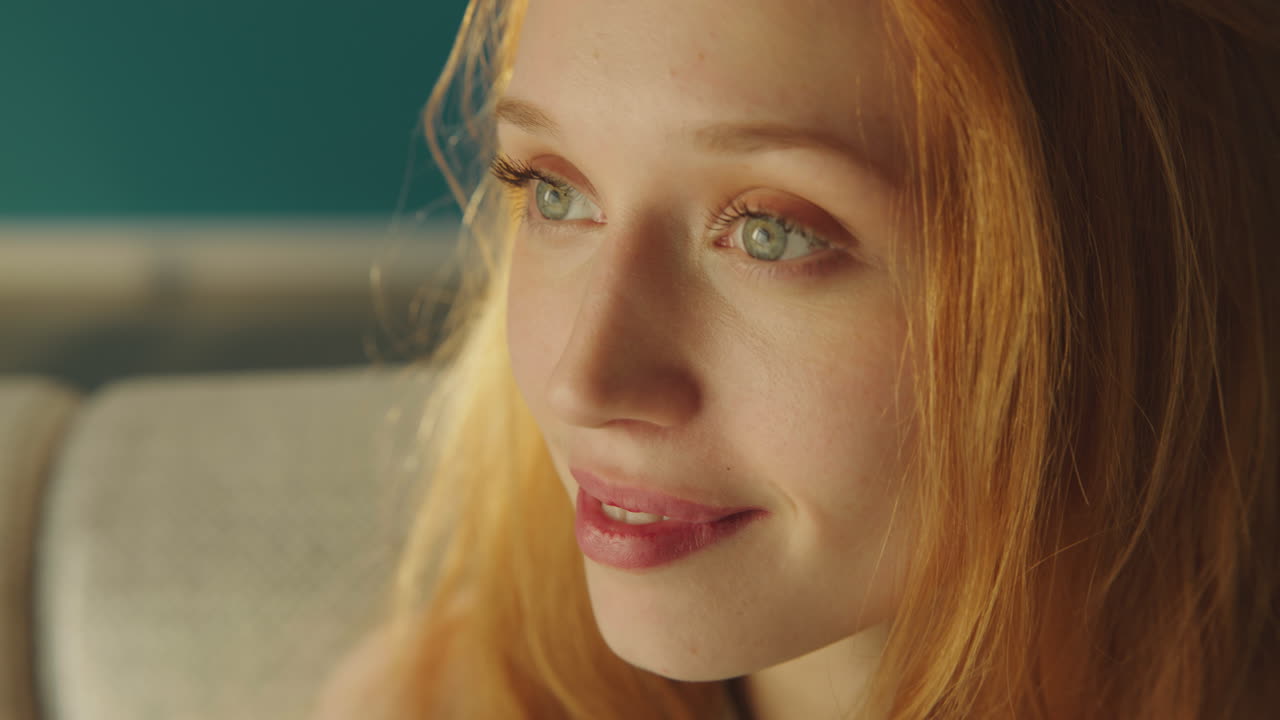 Retrato de una mujer joven sonriendo