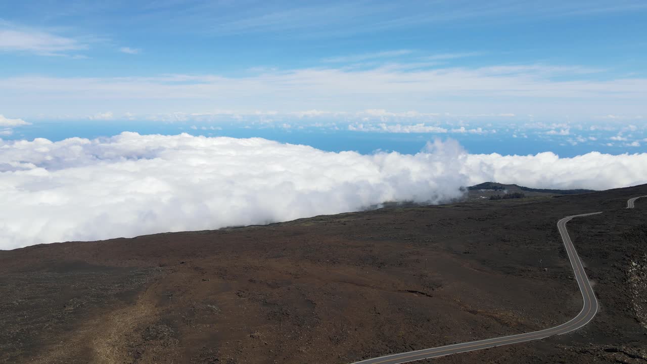 camino celestial por encima de las nubes en la cumbre de la montaña del volcán haleakala, maui - antena