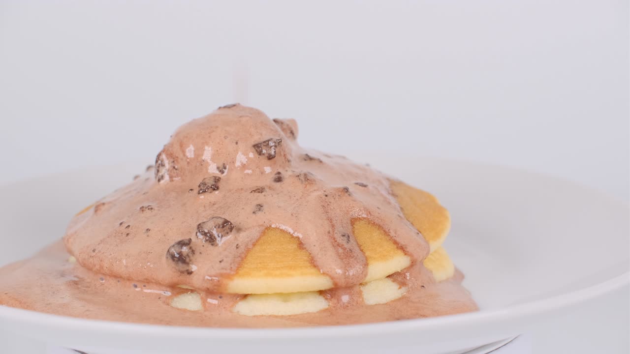 초콜릿 쿠키 아이스크림과 함께 팬케이크