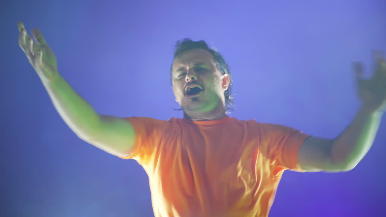 hombre loco divertido bailando en el estudio muy contento concepto ganador.