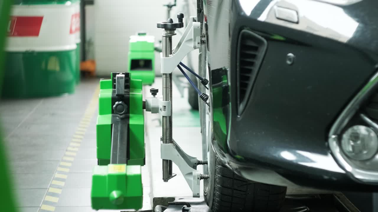 alineación de las ruedas del coche en un centro de servicio