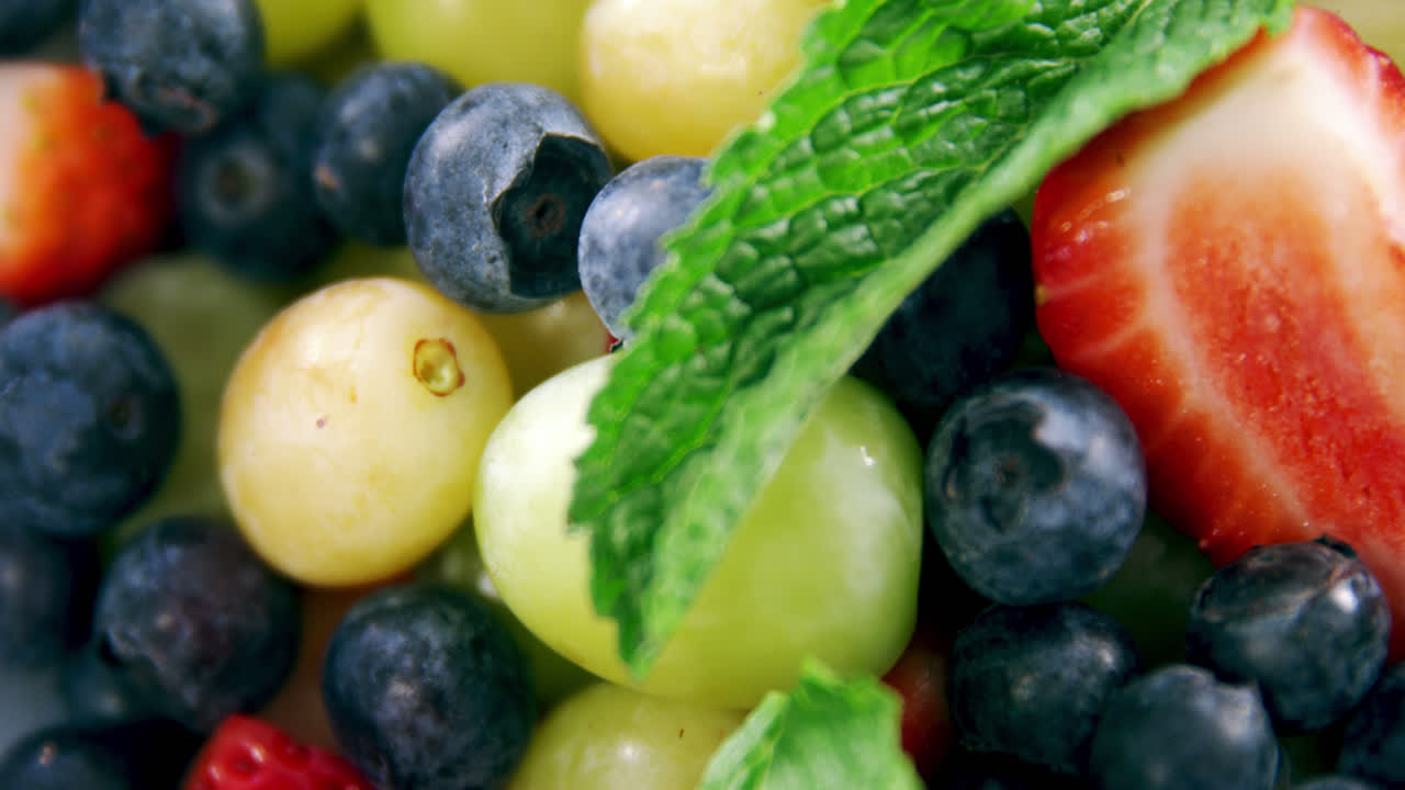 그 에 넣은 여러 가지 과일 과 허브