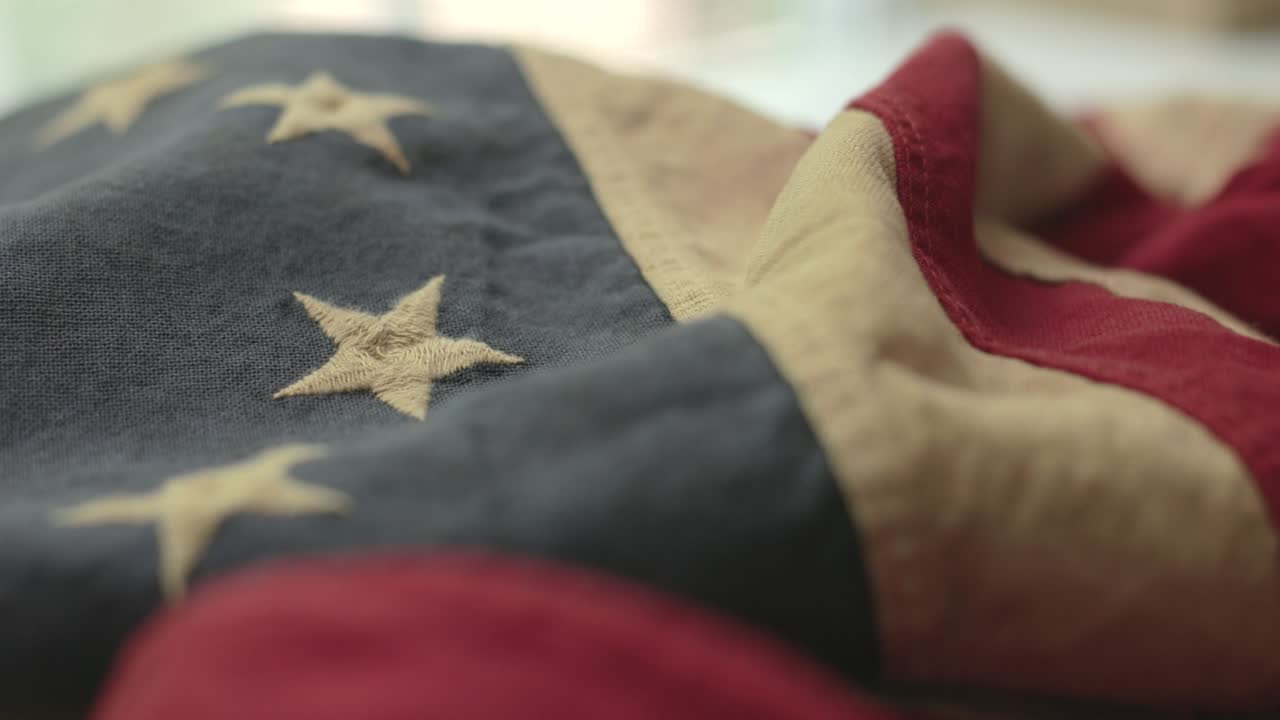 detalle de la bandera estadounidense con 13 estrellas de la revolución