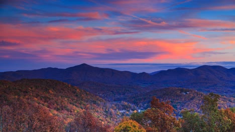 Dramatischer-Sonnenaufgang-über-Den-Blue-Ridge-Mountains-Asheville-North-Carolina-Zeitraffer