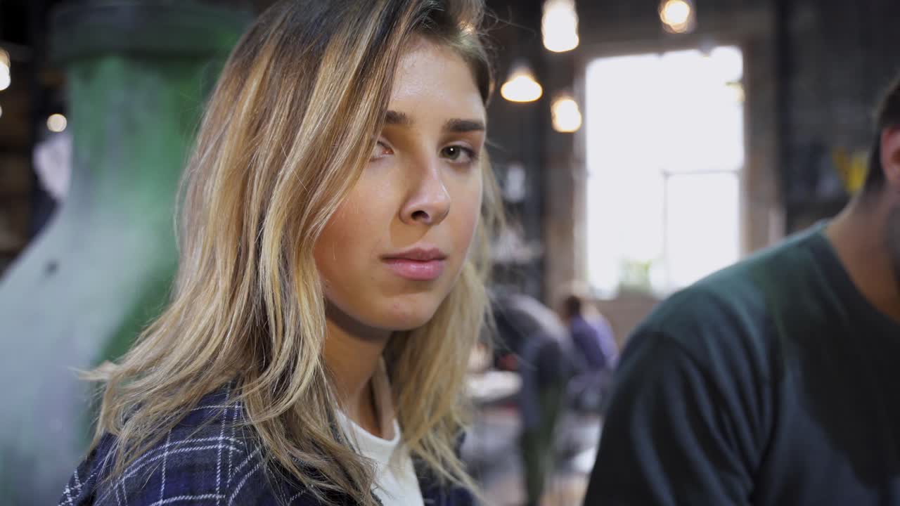 retrato de una mujer en un café