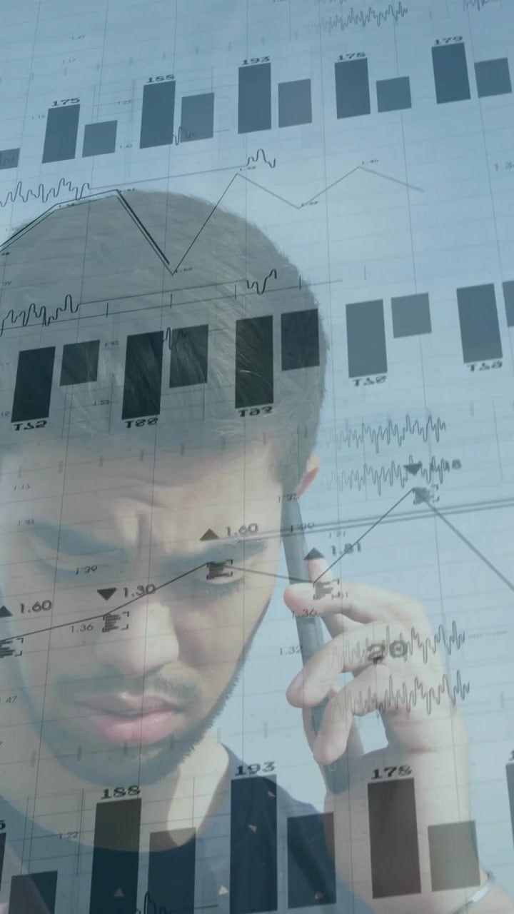 Dikey video: Adam telefonu kulağına tutuyor, finans grafikleri ve istatistikleri analiz ederken yüzünde beliriyor.