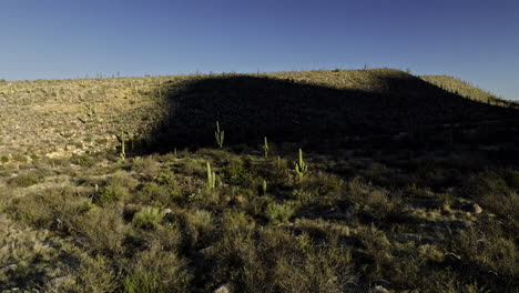 imágenes de drones volando sobre el desierto de sonora