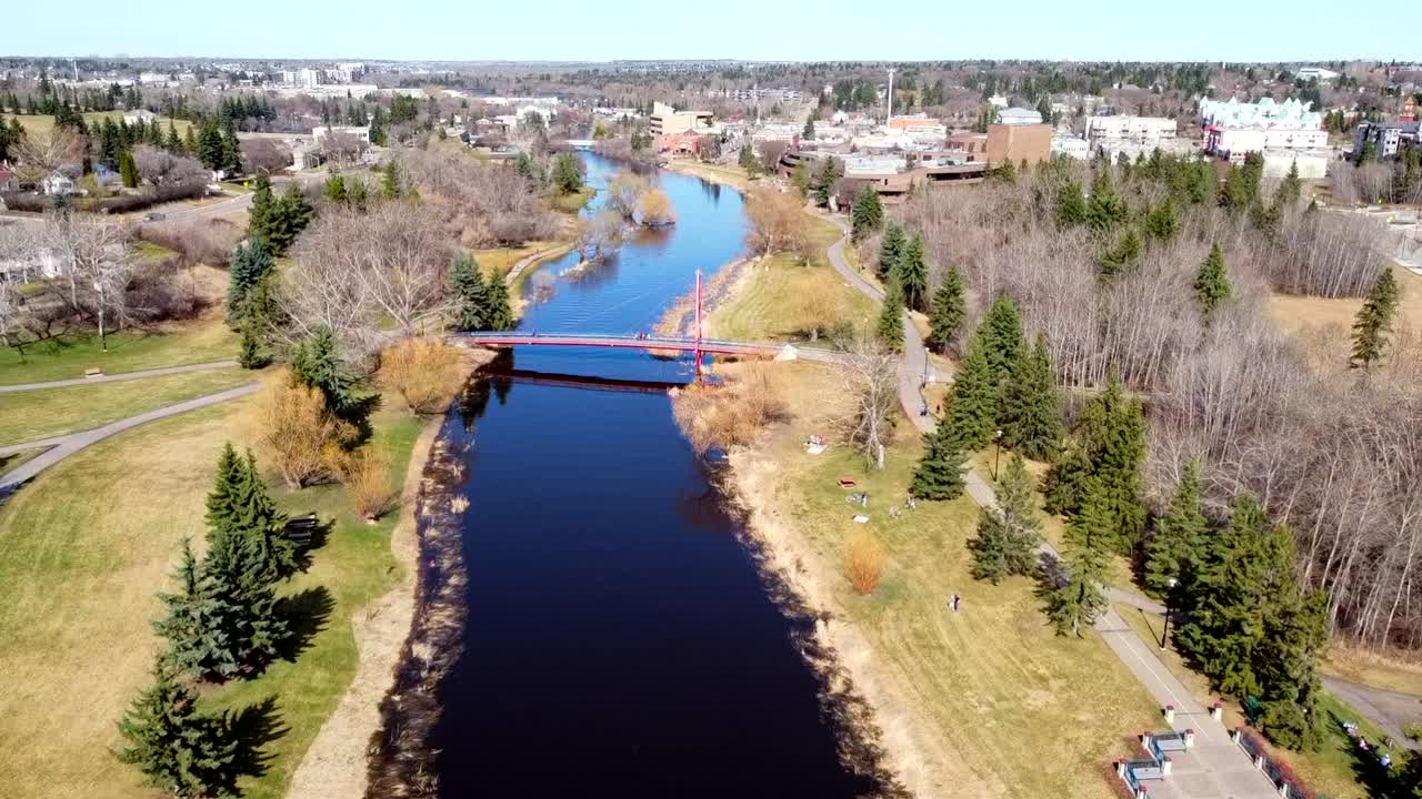 este clip es un dron volando hacia arriba frente a un río