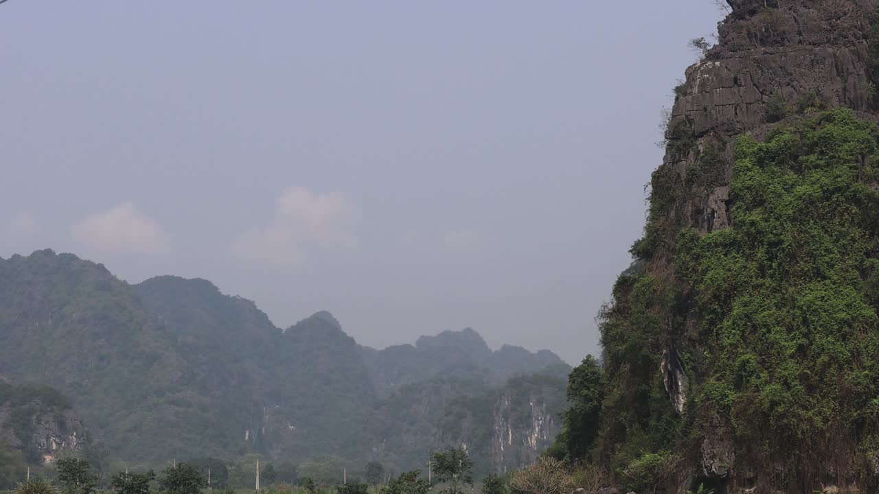 Quang cảnh toàn cảnh dãy núi đá vôi xanh tươi.