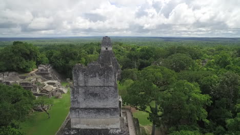 危地馬拉的蒂卡爾金字塔 (tikal pyramids) 上空的壯觀的空中拍攝