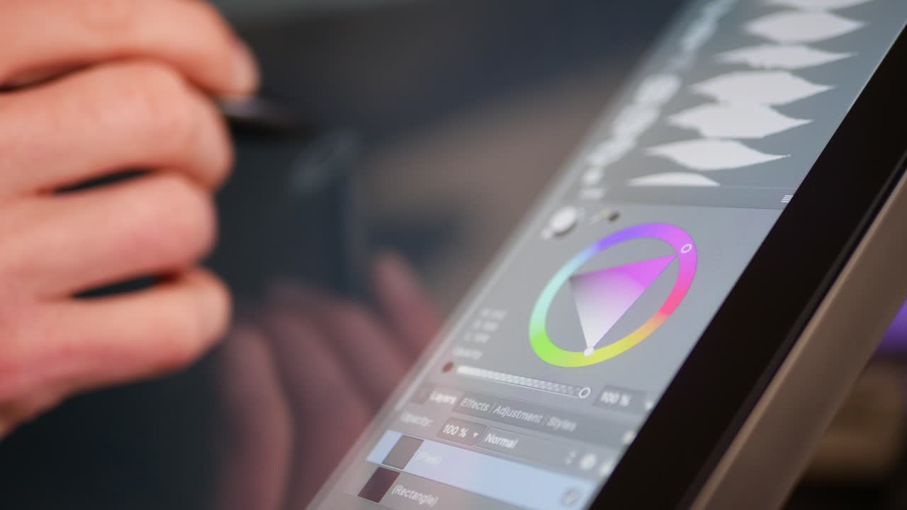 獨立的數碼藝術家或設計師在藝術工作室使用繪畫平面平板和筆選擇顏色和畫面