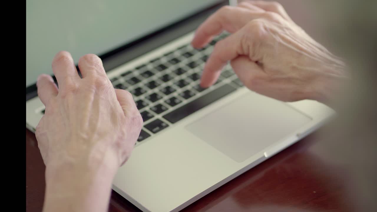manos femeninas escribiendo en el teclado de la computadora portátil.