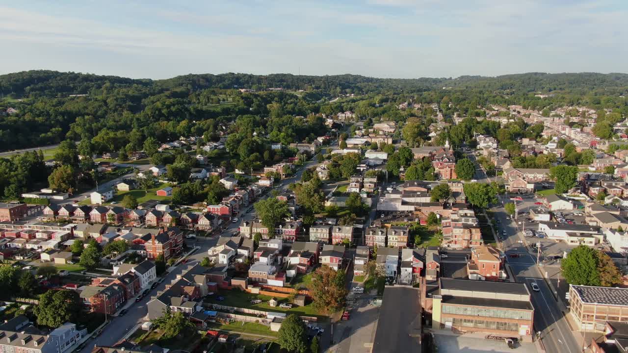 alta toma de retroceso aéreo para revelar distritos residenciales y comerciales en columbia, condado de lancaster, pennsylvania usa durante la hora mágica de la tarde de verano