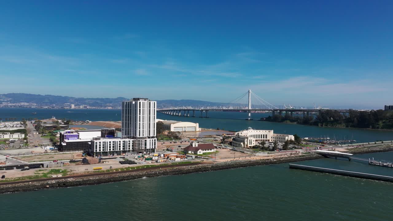 트레저 아일랜드 (treasure island) 와 베이 브릿지 (bay bridge) 에서 오클랜드 (oakland) 로 가는 드론 공중 촬영