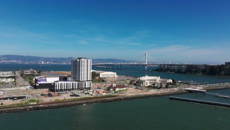 Toma-Aérea-De-Drones-De-La-Isla-Del-Tesoro-Y-El-Puente-De-La-Bahía-Hacia-Oakland-California