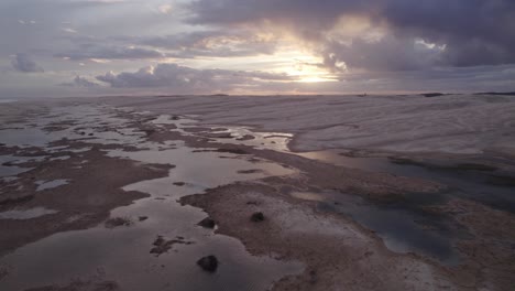 paisaje de dunas de arena de stockton sobre el cielo con nubes en nueva gales del sur, australia