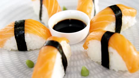 Sushi-Serviert-Auf-Dem-Teller