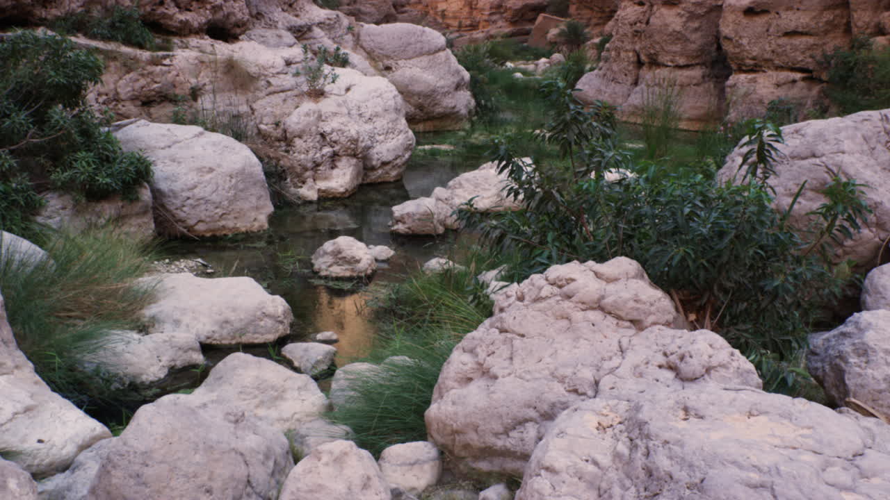las piscinas turquesas del cañón wadi shab en omán, plano amplio de mano