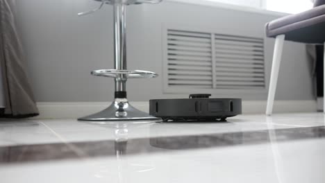 robot aspirador en un hogar moderno