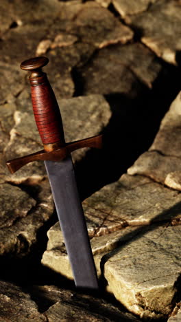 espada medieval en la piedra agrietada