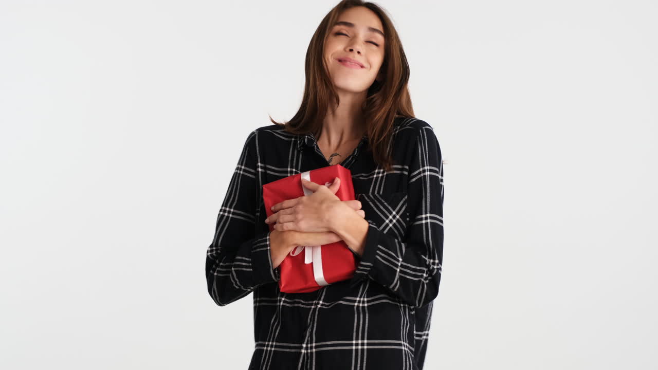 una mujer caucásica posando frente a la cámara.