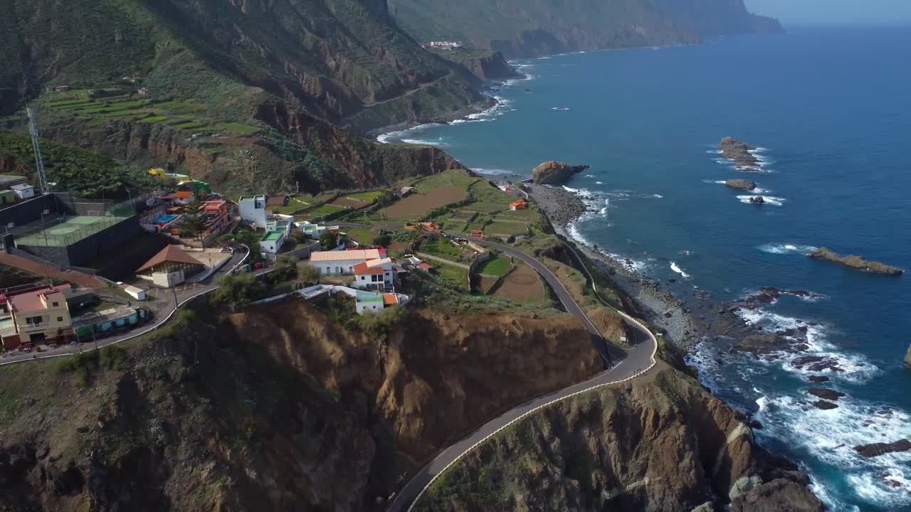 Video aéreo cinematográfico 4K con dron de una costa dramática con mar, grabado en Benijo, al norte de Tenerife.