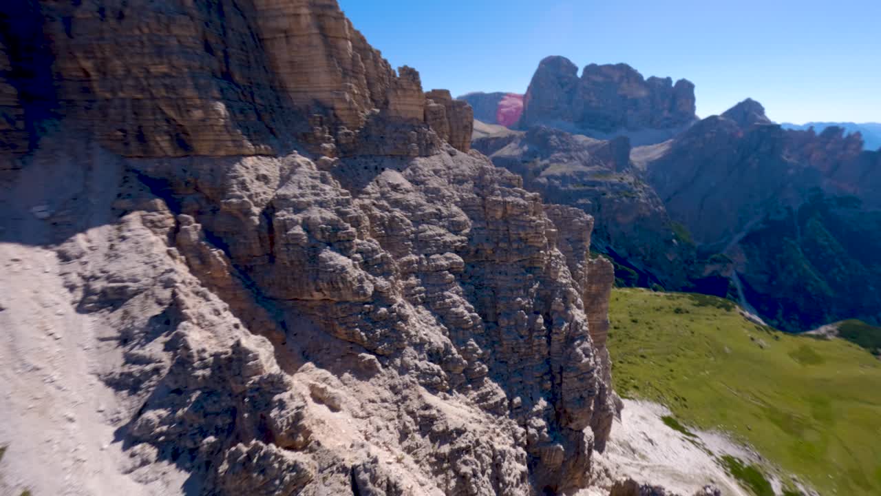 Drone FPV in picchiata su una parete rocciosa calcarea delle Tre Cime di Lavaredo nelle Dolomiti, regione Veneto, Alpi italiane