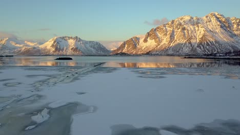 debido a la latitud norte, las principales zonas de noruega disfrutan de un verdadero invierno, con nieve y hielo durante los meses de invierno.