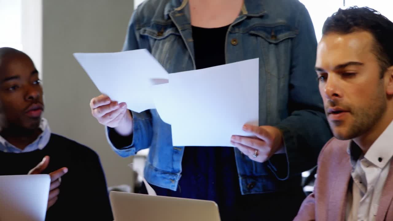 colegas de negocios trabajando juntos en el escritorio 4k