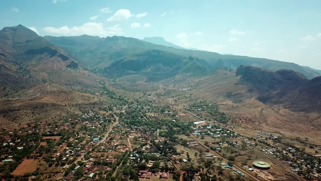 Villaggio rurale ai piedi del Monte Moroto nella regione di Karamoja, Uganda, Africa orientale