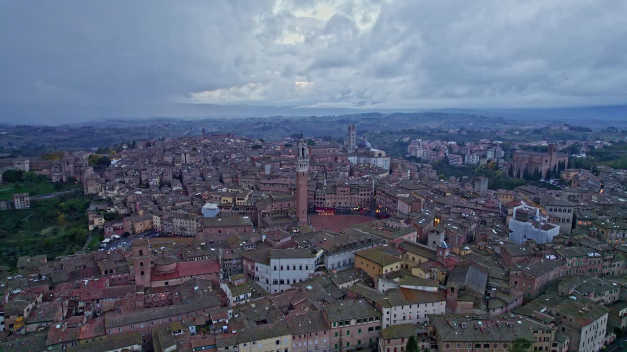 Veduta aerea di Piazza del Campo con Torre del Mangia e Duomo nella suggestiva Siena, Italia