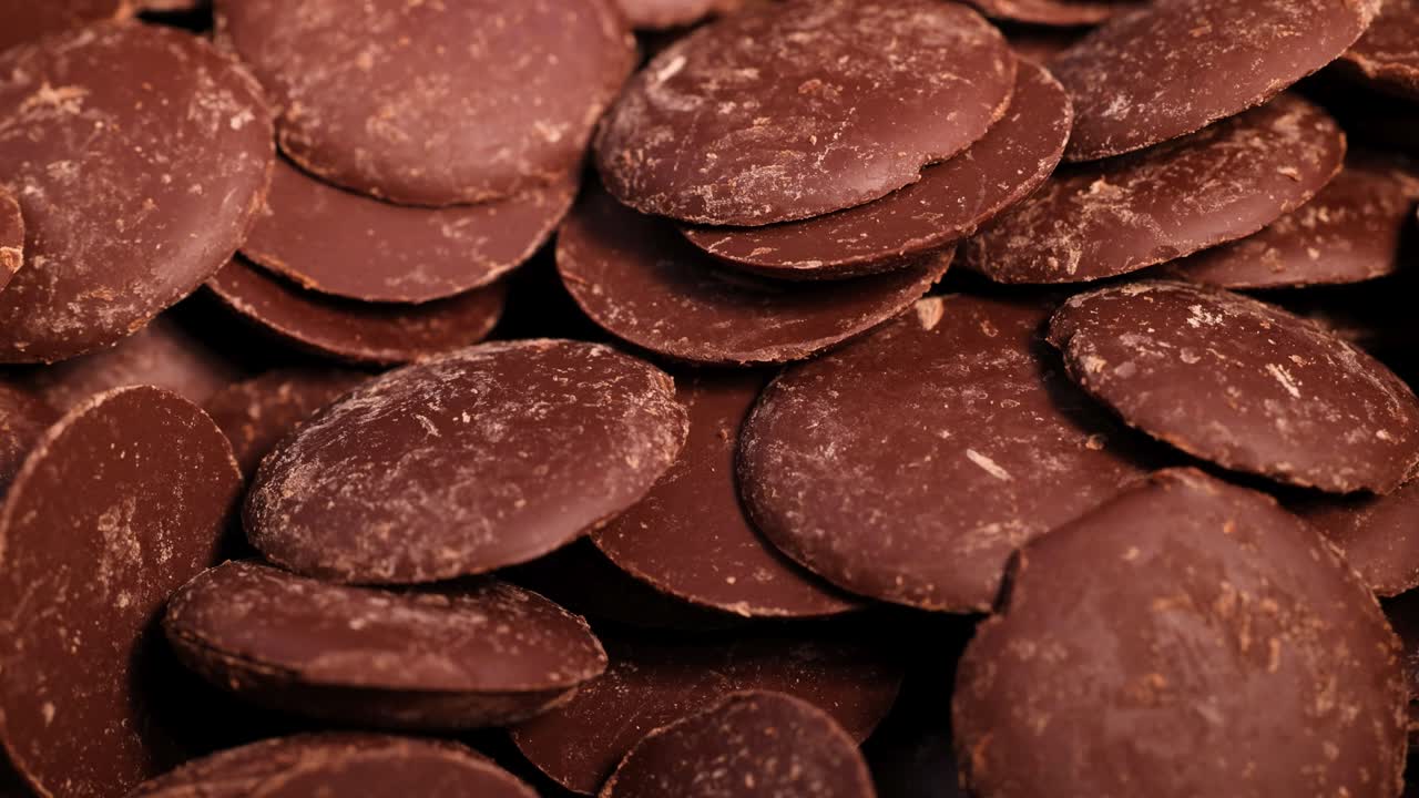 trozos de chocolate en cascada y que se asientan en capas