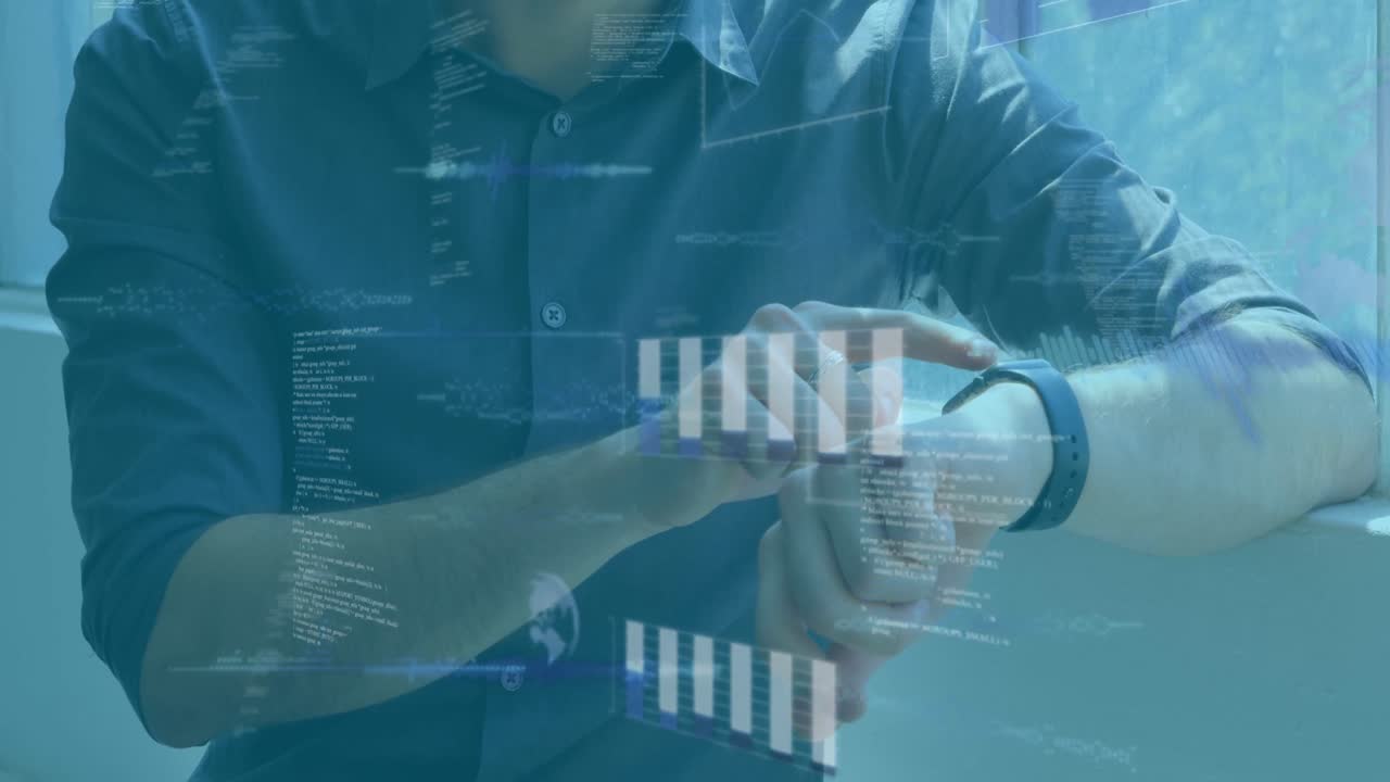 animación de diversos datos en la pantalla digital sobre el hombre caucásico comprobando el reloj inteligente