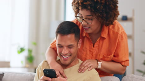 Social-media-joke,-phone-and-happy-couple-on-sofa